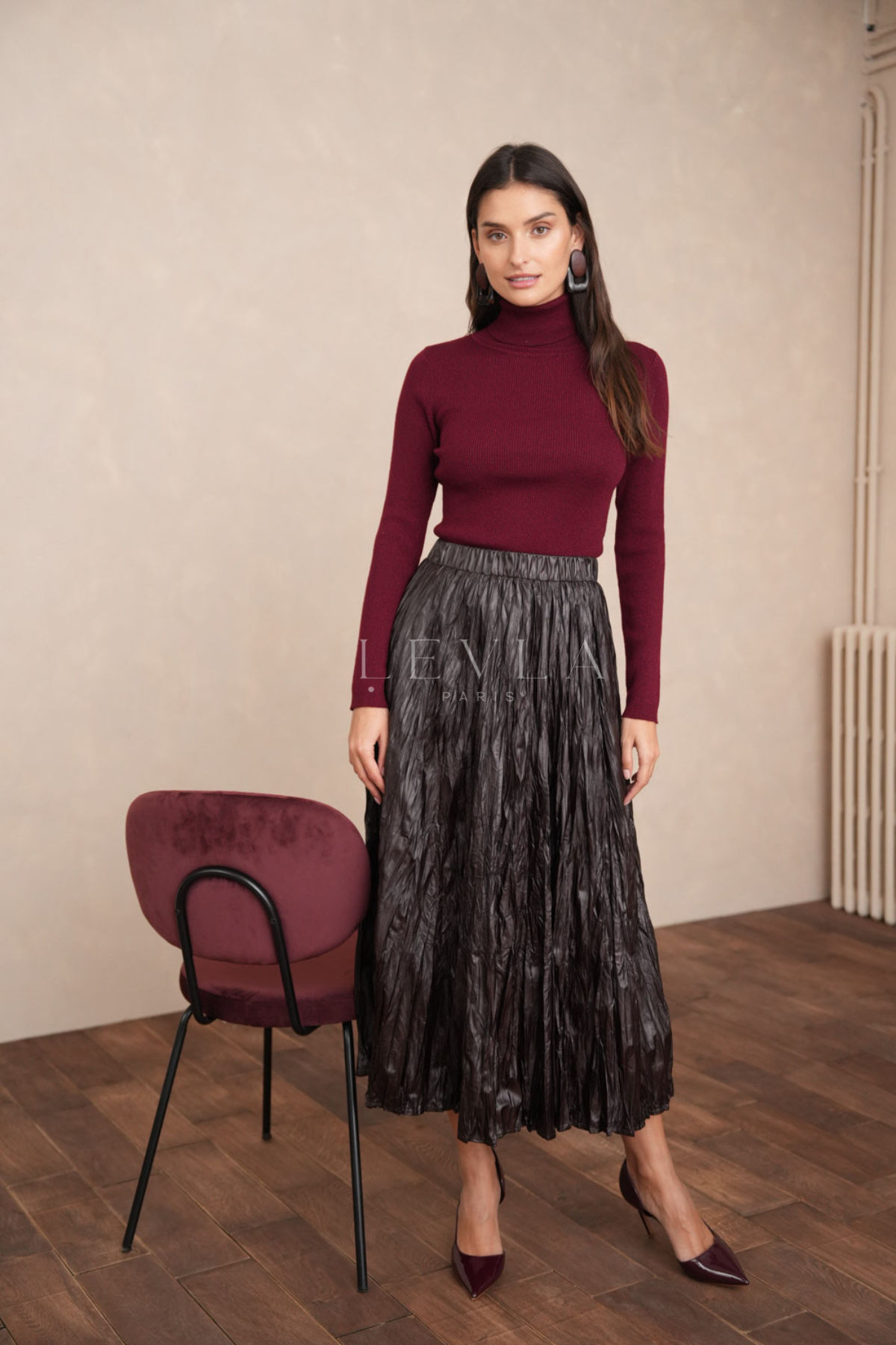 Deri dokunuşlu uzun etek