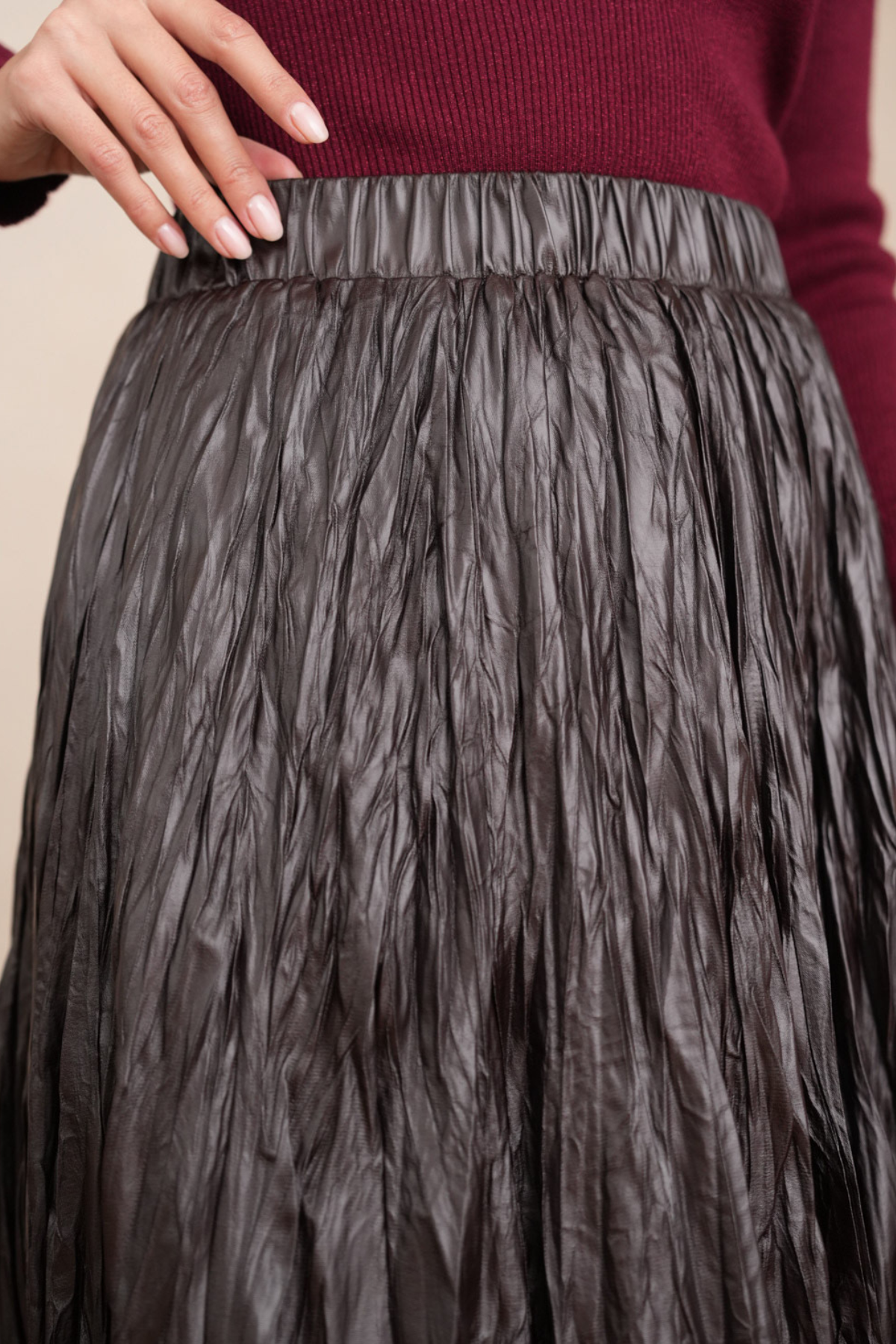 Deri dokunuşlu uzun etek