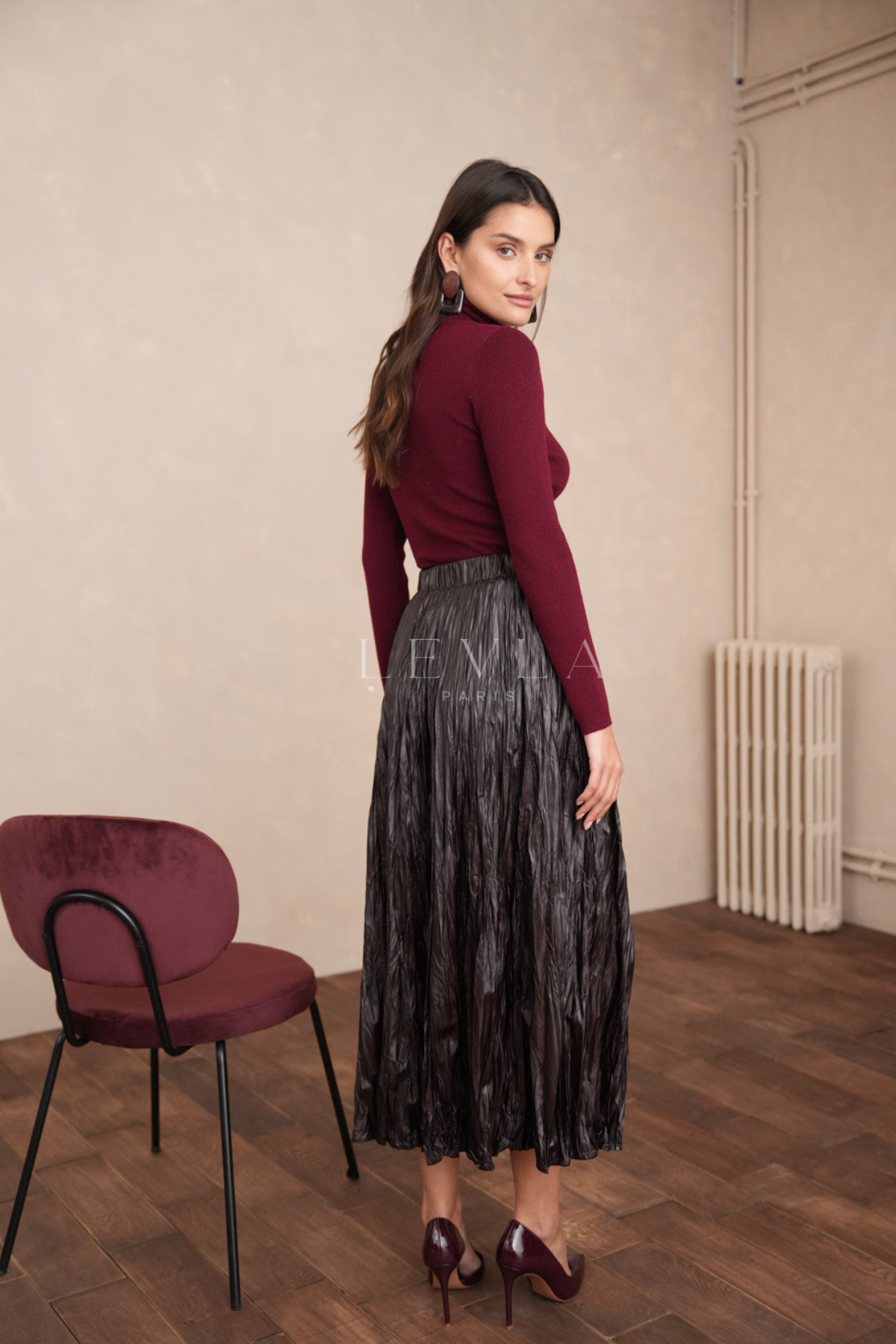 Deri dokunuşlu uzun etek