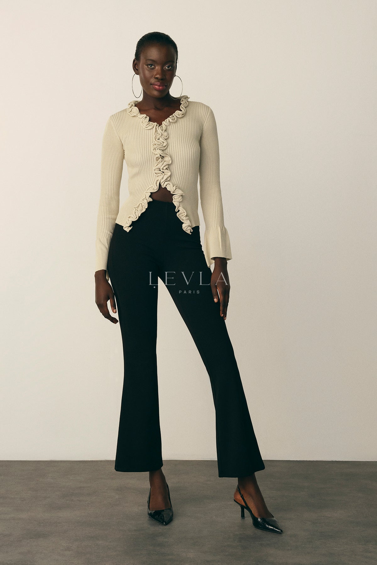 Volanlı önü dügmeli triko kazak